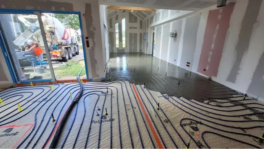 gremmsol-ingenierie-Maitre-d-oeuvre-Chateaugiron-45-Chape-en-cours-de-coulage